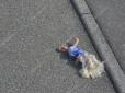 Народилася в сорочці: У Китаї 2-річна дівчинка дивом вижила, потрапивши під колеса двох машин (відео)