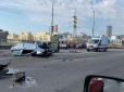 Вижити просто нереально: У Києві біля Автовокзалу автівку рознесло на шматки (фото 16+)