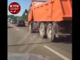 З архіву ПУ. Розплата була швидкою: Під Києвом автохам думав, що знайшов оригінальний спосіб об'їхати затор (відео)