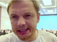 Панічно боїться 